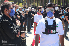 توزیع ماسک بین عزادارن حسینی