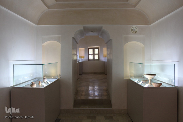 نگاهی به موزه کتب خطی در باغ اکبریه بیرجند