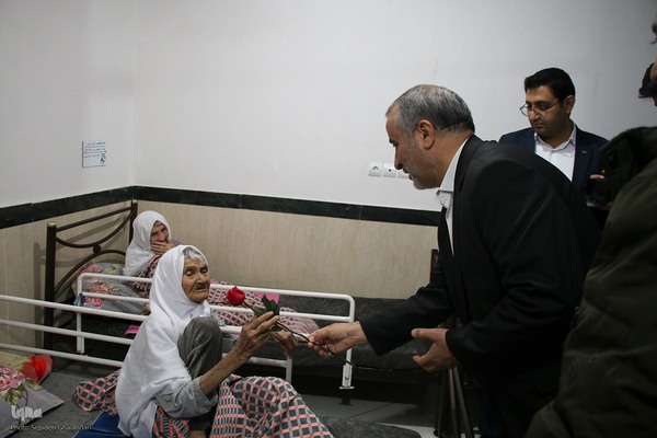 حضور استاندار خراسان‌جنوبی در مرکز نگهداری سالمندان مجتمع حضرت علی اکبر(ع)