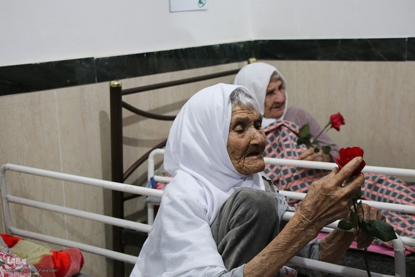 حضور استاندار خراسان‌جنوبی در مرکز نگهداری سالمندان مجتمع حضرت علی اکبر(ع)