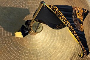 देश के राष्ट्रपति की शहादत के बाद इमाम रज़ा (अ.स.) की दरगाह का झंडा बदलना