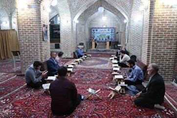 Sessão Especializada de Recitação do Alcorão em uma Bela Mesquita Antiga em Tabriz