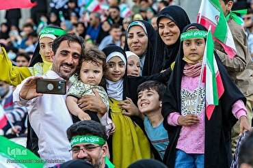 Собрание 100 тыс. иранских детей со своими семьями, чтобы спеть эпическую песню